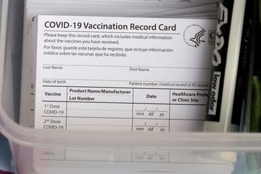 ¿Estaba vacunado el primer estadounidense que murió por Ómicron?