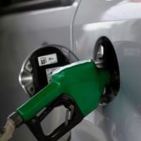 Un respiro al presupuesto vacacional: bencinas volverán a bajar este jueves