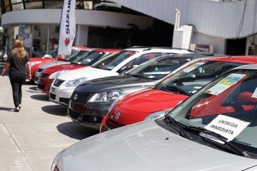 Compra venta de automóviles cae un 35%