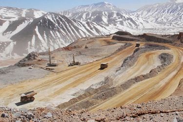 Ganancias de minera del grupo Luksic caen más de 60% el primer semestre por baja de producción y caída del precio del cobre
