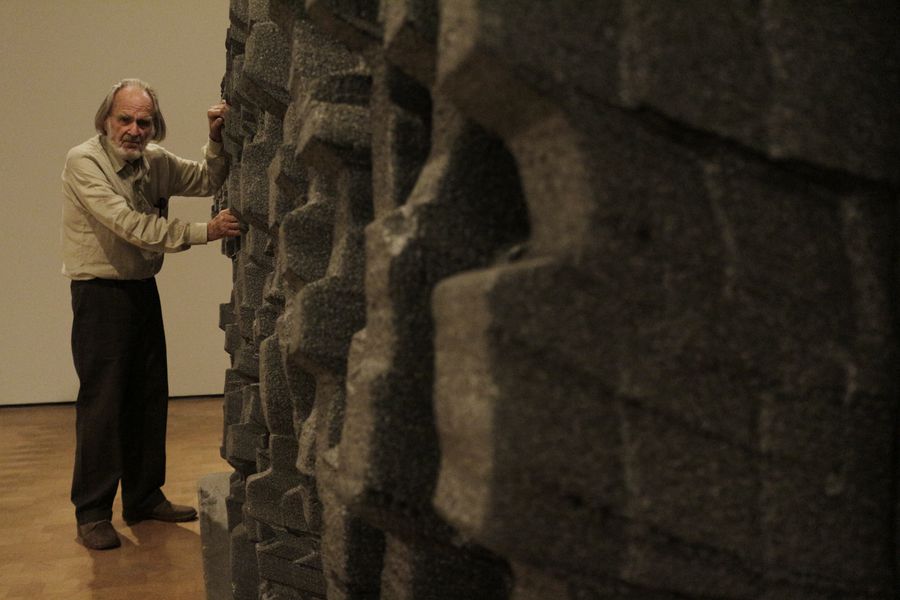 Federico Assler, Escultor, Pintor, Artista chileno, posa en su expocision Taller Roca Negra, la muestra esta emplazada en CA660 CorpArtes. Lugar donde posa para la seccion de Cultura.