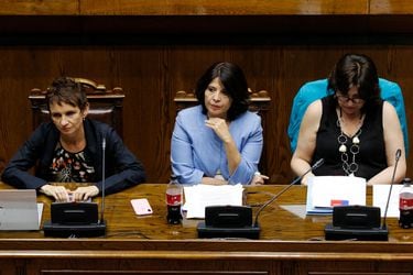 Las ministras Carolina Tohá, Marcela Ríos 
y Ana Lya Uriarte durante sesión del Senado en que se votó sobre la propuesta de nombrar a Marta Herrera como nueva fiscal nacional.