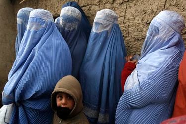 Expertos de ONU dicen que trato de talibanes a mujeres representa crimen contra la humanidad