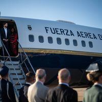 Seis escalas y capacidad solo para 35 personas: los límites del avión presidencial opacan el viaje de Boric a China
