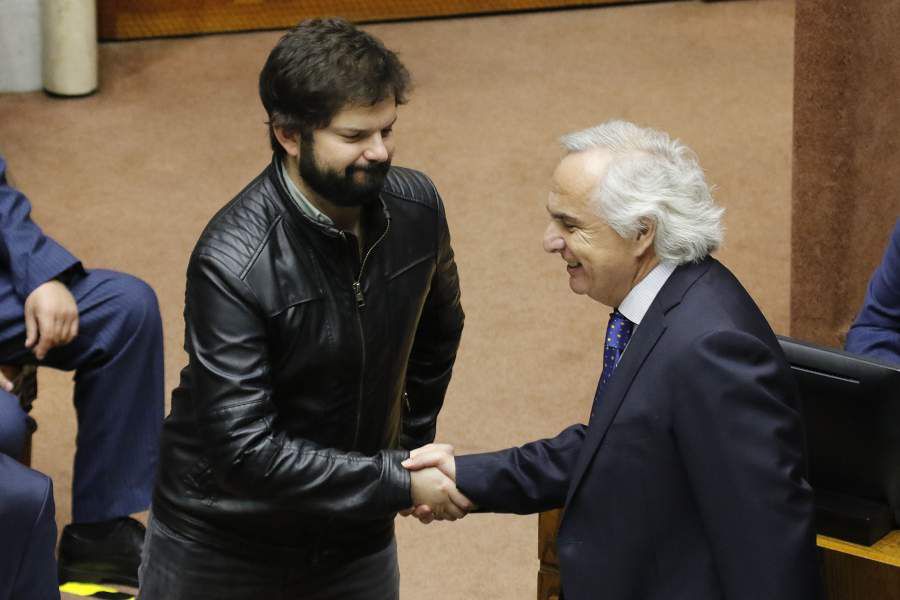 El exministro Andrés Chadwick saluda al diputado Gabriel Boric durante la sesión especial del Senado por la acusación constitucional en su contra. Foto: Leonardo Rubilar Chandia. Agenciauno.