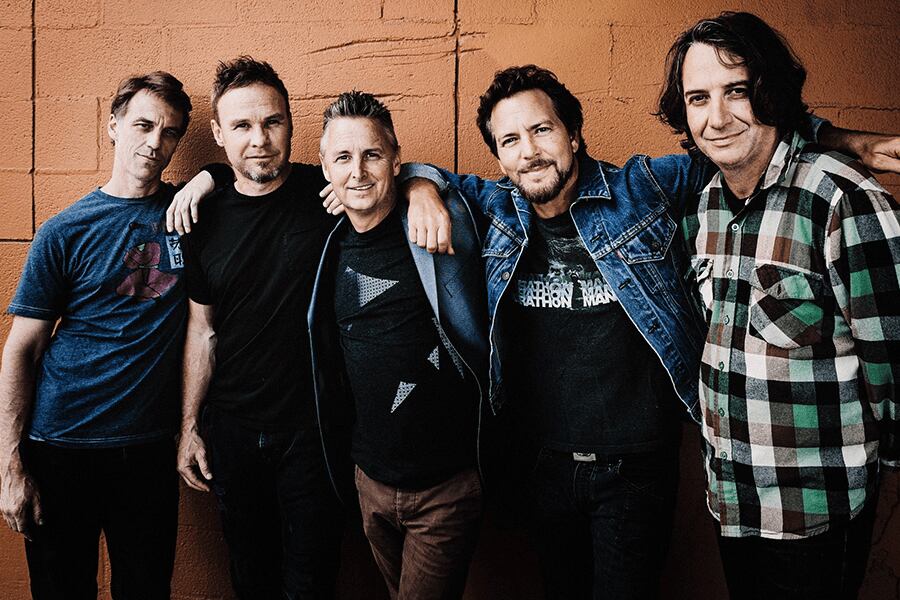 Pearl Jam lanza su nuevo single con sonido ochentero "Dance of the