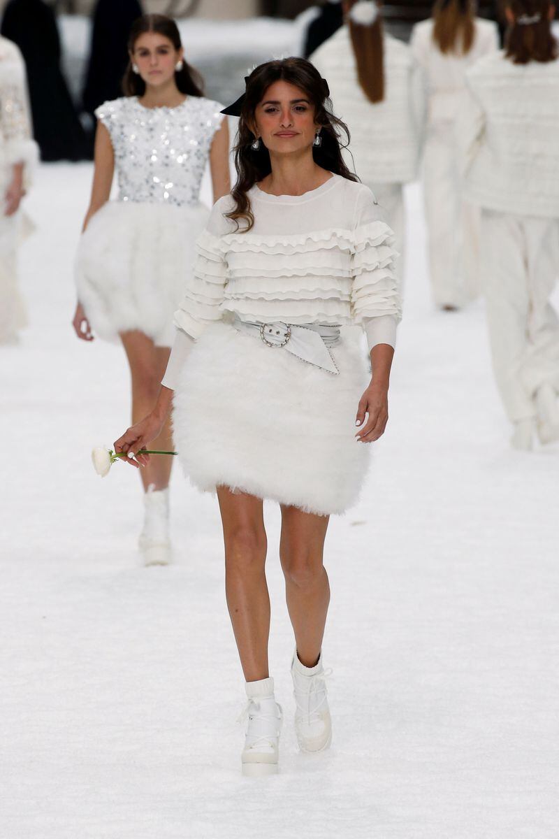 Penélope Cruz encabeza el último desfile de Chanel diseñado por Karl(02)