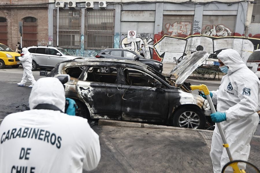 Un vehículo fue incendiado en las cercanías de la casa del Presidente Boric.
FOTO KARIN POZO/AGENCIA UNO