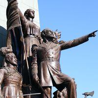 Desconocidos roban “espada” de estatua de Arturo Prat frente al Mercado Central