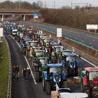 Los agricultores franceses inician el cerco de París 