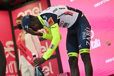 Girmay se baja de la undécima etapa del Giro de Italia tras lesionarse un ojo al descorchar el champán del podio