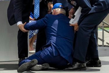 Video: Joe Biden tropieza y cae aparatosamente durante ceremonia de la Fuerza Aérea
