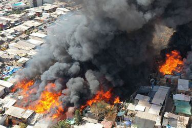 Gigantesco incendio consume cerca de 100 viviendas en campamento de Iquique