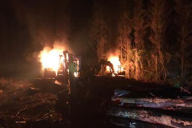 Encapuchados amenazan a trabajadores y queman 6 maquinarias forestales en Valdivia
