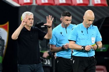 José Mourinho encara al árbitro de la final de la Europa League: “Eres una p… vergüenza”