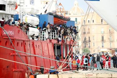 Atraca en Sicilia barco con más de 800 migrantes rescatados