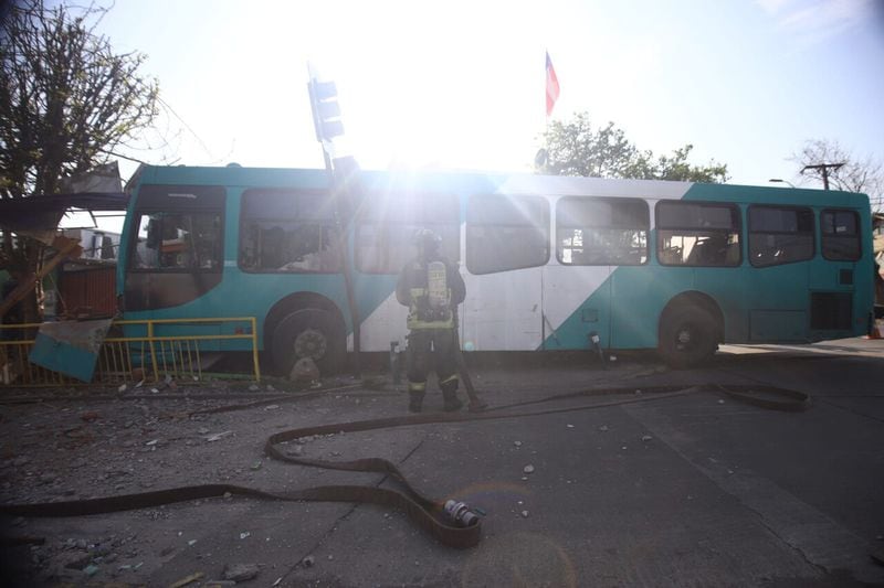 Bus chocó contra consulta dental en Cerro Navia.