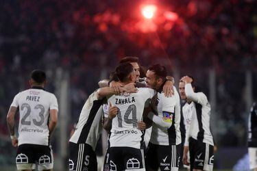 Los jugadores de Colo Colo celebran la agónica apertura de la cuenta frente a Palestino.