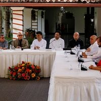 Gobierno de Colombia y el ELN vuelven a la mesa de negociación en Caracas