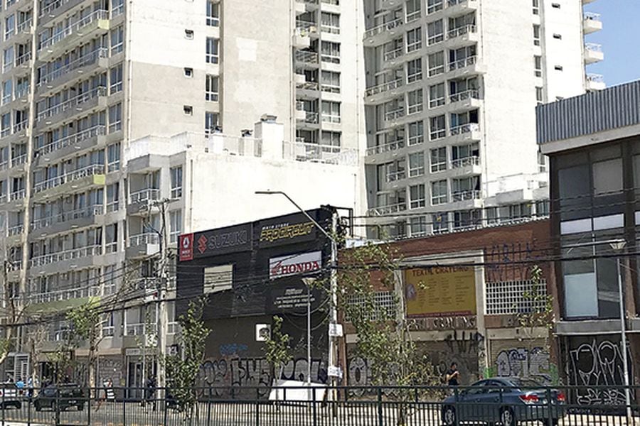 edificio onde ocurrió el femicidio, ubicado en Av. Vicuña Mackenna.