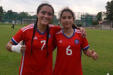 Constanza Oliver y Anaís Álvarez, jugadoras de la Roja femenina sub 17.