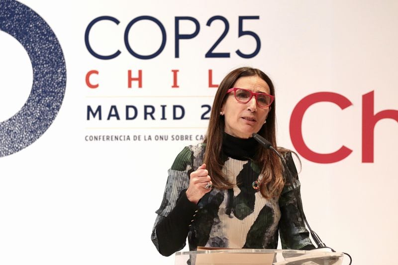 Carolina Schmidt, president of COP 25 is confronted by Chilean natives of the Council of Atacameños Peoples.