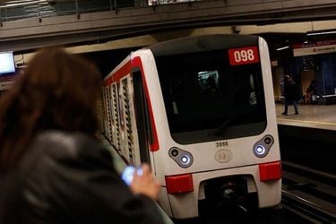 Línea 4 del Metro de Santiago presenta un retraso en la frecuencia de trenes