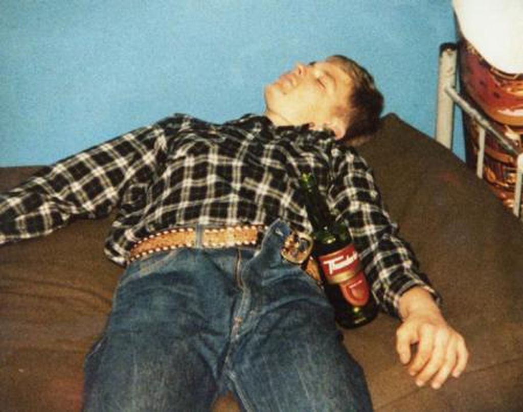Jeffrey Dahmer durmiendo borracho en su época militar