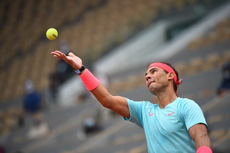Rafa Nadal realiza un saque en Roland Garros