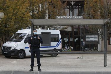 La detención en plena clase de un alumno acusado de acoso despierta polémica en Francia 