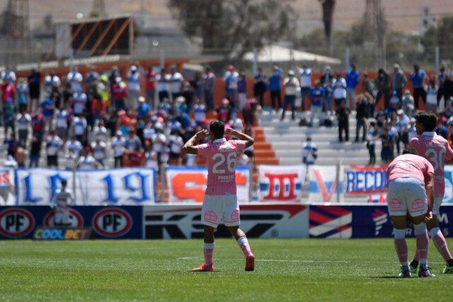Marcelino Núñez festejando uno de sus goles frente a Cobresal. FOTO: Agencia Uno.