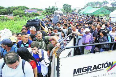 People queue to try to cross into Venezuela from Colombia through the Simon Bolivar international bridge in Cucuta