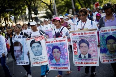México: Tensiones entre gobierno y familiares de jóvenes desaparecidos marcan aniversario de caso Ayotzinapa