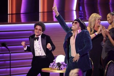 Bruno Mars y Olivia Rodrigo festejan en una edición de los Grammy marcada por la aparición de Volodímir Zelenski
