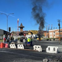 Camanchaca denuncia que sus productos están siendo afectados por el bloqueo a Puerto Coronel y dispara contra el gobierno