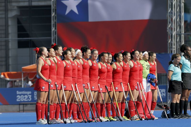 Presentacion de Chile contra Canada durante la definición de la medalla de bronce de hockey césped.