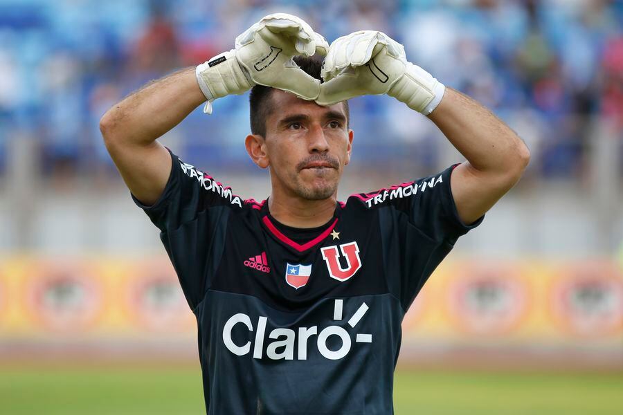 Miguel Jimenez celebra el triunfo de Universidad de Chile y su debut en el club durante el partido valido por la décima fecha del campeonato de Clausura Scotiabank 2014-2015, entre San Marcos de Arica vs Universidad de Chile, jugado en el Estadio Carlos Dittborn.