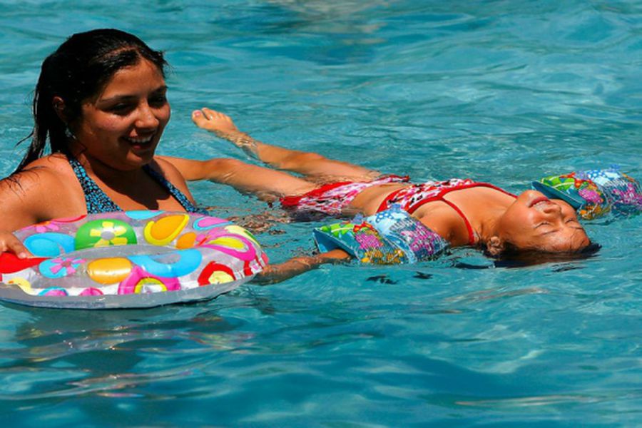 Recomendaciones para prevenir accidentes de niños en temporada de piscinas  - La Tercera