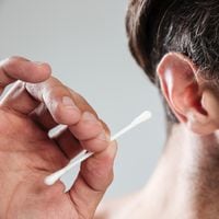 Por qué no debes usar cotonitos para limpiar tus oídos