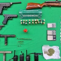 Detienen a dos sujetos que chocaron una casa en Lo Prado: tras su detención incautaron armas y más de 100 dosis de pasta base