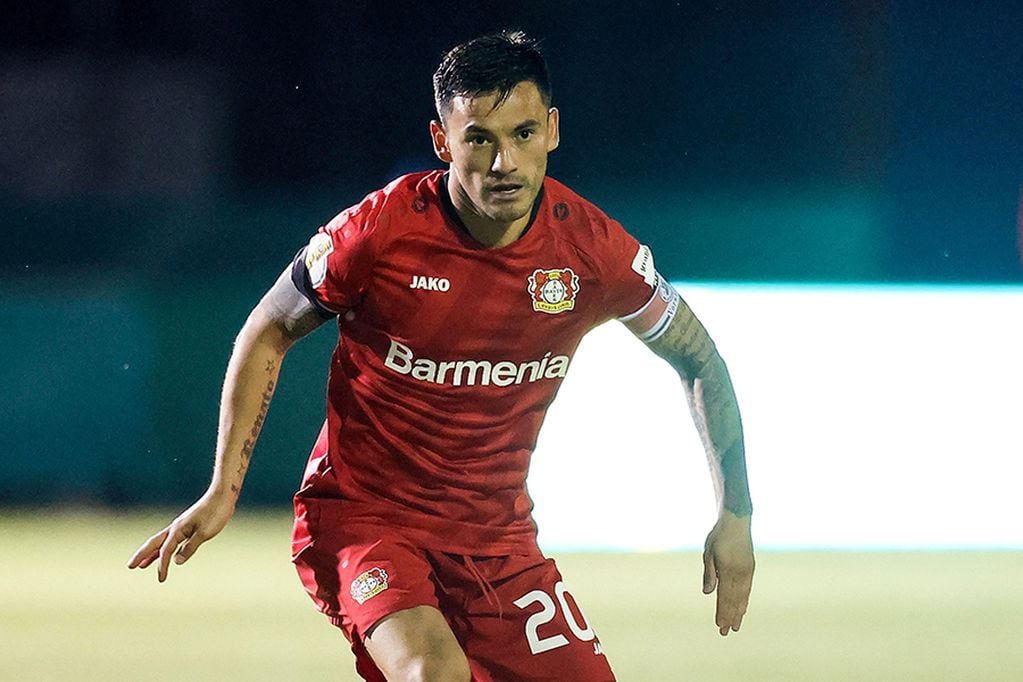 Leverkusen's Chilean midfielder Charles Mariano Aranguiz plays the ball during the German Cup (DFB Pokal) semi-final football match 1 FC Saarbruecken v Bayer 04 Leverkusen in Volklingen, southern Germany on June 9, 2020. (Photo by Ronald WITTEK / POOL / AFP) / DFB REGULATIONS PROHIBIT ANY USE OF PHOTOGRAPHS AS IMAGE SEQUENCES AND QUASI-VIDEO.