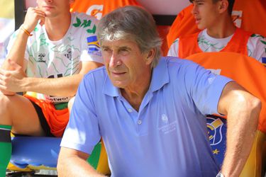 Expulsado y con un irónico aplauso a Piero Maza: el minuto de furia de Pellegrini en el amistoso entre Colo Colo y Betis