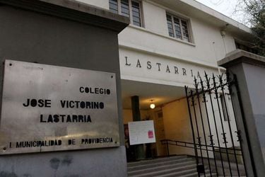 Estudiantes del Liceo Lastarria deponen toma tras casi un mes paralizados: el lunes volverán a clases