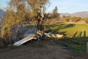 Reportan caída de avioneta en Melipilla: piloto salva con lesiones leves