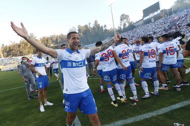 Luciano Aued festeja la obtención del Torneo Nacional 2021 con Universidad Católica, en el Estadio Sausalito.