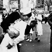 La desconocida historia del beso de Times Square: el marino estaba con otra mujer