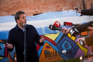 Massa anuncia alivio fiscal a trabajadores argentinos y oposición acusa medida “electoralista” 