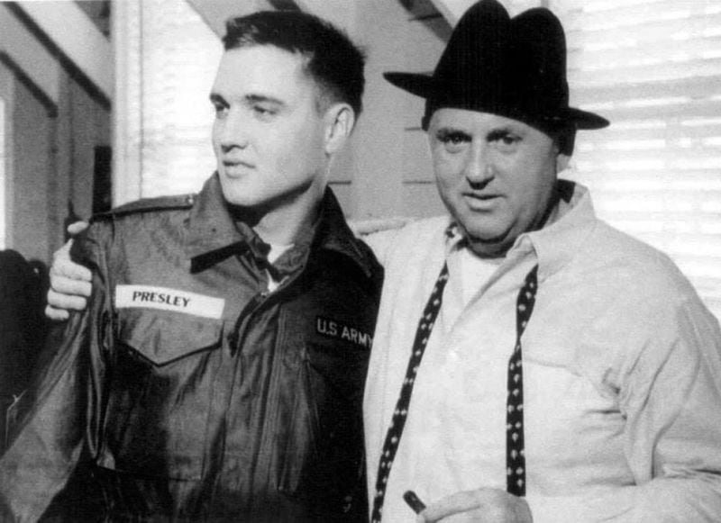 Elvis y Tom Parker en 1957