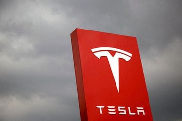 Tesla amplía línea de vehículos con entrega de camión eléctrico
