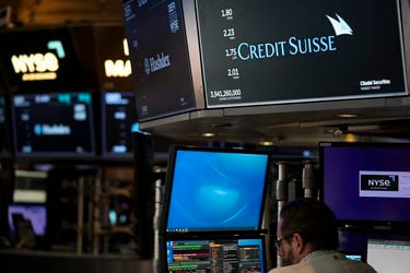 Acción de Credit Suisse se desploma 25% ante miedo generalizado al sector bancario y el dólar se dispara en el mundo